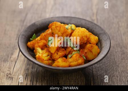aloo gobi ki sabzi, patate cucinate in stile indiano e cavolfiore. cibo vegetariano. Foto Stock