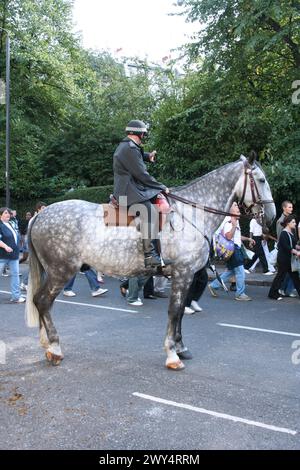 Londra, Inghilterra - agosto 28 2006: Poliziotto metropolitano a cavallo che controlla la folla durante il Carnevale di Notting Hill. Foto Stock