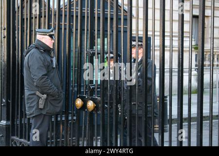 Londra, Inghilterra - 20 gennaio 2007: Le porte di Downing Street sorvegliate da ufficiali armati della polizia metropolitana. Questa strada è dove il primo Ministro Foto Stock