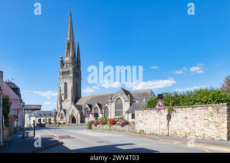 Douarnenez, Francia - agosto 29 2021: La Chiesa di Saint-Herlé de Ploaré è una chiesa cattolica situata nel distretto Ploaré di Douarnenez, Francia. Foto Stock