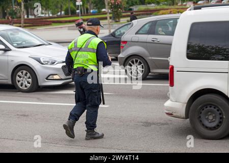 Belgrado, Serbia - 24 maggio 2019: Ufficiale della polizia municipale (КОМУНАЛНА ПОЛИЦИЈА) in strada. Foto Stock