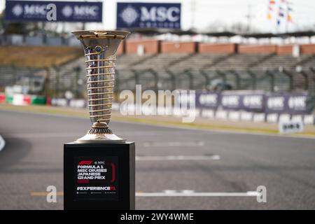 Suzuka. 4 aprile 2024. La foto scattata il 4 aprile 2024 mostra il trofeo del Gran Premio di Formula 1 giapponese al circuito di Suzuka a Suzuka, in Giappone. Crediti: Zhang Xiaoyu/Xinhua/Alamy Live News Foto Stock