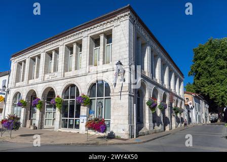 Francia, regione Nouvelle-Aquitaine, la Rochefoucauld, Halle aux Grains (scambio di cereali) in Rue des Halles nel centro storico della città Foto Stock