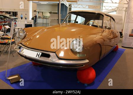 Citroen ID 19 confort Baujahr 1958, Sonderschau 70 Jahre Citroen-Hydraulik, CitroÃn-Straße / Rue des JubilÃ S, 34. Techno classica Essen 03. - 07.04.2024. Messe Essen, Siha, Oldtimer / klassische Autos / Autoausstellung, Oldtimermesse, Essen D. *** Citroen ID 19 confort costruito nel 1958, mostra speciale 70 anni di idraulica Citroen, Citroën Street Rue des JubilÃ S, 34 Techno classica Essen 03 07 04 2024 Messe Essen, Siha, Oldtimer esposizione di auto classiche, Oldtimermesse, Essen, D. Foto Stock