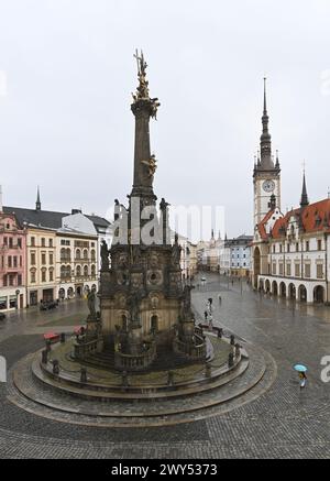 Olomouc, Repubblica Ceca. 4 aprile 2024. Monumento barocco (colonna della Trinità) la colonna della Santissima Trinità (Sloup Nejsvetejsi Trojice) a Olomouc, Repubblica Ceca, 4 aprile 2024, fu costruita tra il 1716 e il 1754. Nel 2000 è stato iscritto nella lista del patrimonio mondiale dell'UNESCO. Verrà ripristinato. Crediti: Ludek Perina/CTK Photo/Alamy Live News Foto Stock