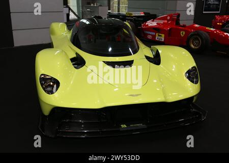 Aston Martin Valkyrie Baujahr 2023, 34. Techno classica Essen 03. - 07.04.2024. Messe Essen, Siha, Oldtimer / klassische Autos / Autoausstellung, Oldtimermesse, Essen D. *** Aston Martin Valkyrie anno di costruzione 2023 , 34 Techno classica Essen 03 07 04 2024 Messe Essen, Siha, Oldtimer esposizione di auto d'epoca, Oldtimermesse, Essen D. Foto Stock