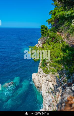 Scogliere ripide vicino a Petrovac in Montenegro Foto Stock