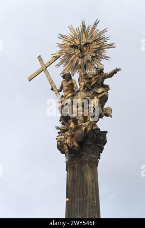 Olomouc, Repubblica Ceca. 4 aprile 2024. Monumento barocco (colonna della Trinità) la colonna della Santissima Trinità (Sloup Nejsvetejsi Trojice) a Olomouc, Repubblica Ceca, 4 aprile 2024, fu costruita tra il 1716 e il 1754. Nel 2000 è stato iscritto nella lista del patrimonio mondiale dell'UNESCO. Verrà ripristinato. Crediti: Ludek Perina/CTK Photo/Alamy Live News Foto Stock