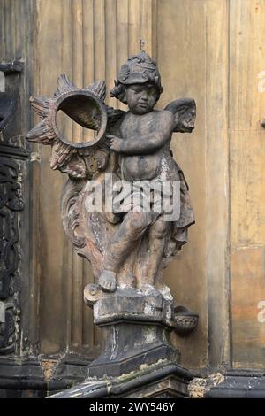 Olomouc, Repubblica Ceca. 4 aprile 2024. Monumento barocco (colonna della Trinità) la colonna della Santissima Trinità (Sloup Nejsvetejsi Trojice) a Olomouc, Repubblica Ceca, 4 aprile 2024, fu costruita tra il 1716 e il 1754. Nel 2000 è stato iscritto nella lista del patrimonio mondiale dell'UNESCO. Verrà ripristinato. Crediti: Ludek Perina/CTK Photo/Alamy Live News Foto Stock