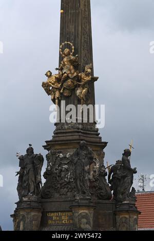 Olomouc, Repubblica Ceca. 4 aprile 2024. Monumento barocco (colonna della Trinità) la colonna della Santissima Trinità (Sloup Nejsvetejsi Trojice) a Olomouc, Repubblica Ceca, 4 aprile 2024, fu costruita tra il 1716 e il 1754. Nel 2000 è stato iscritto nella lista del patrimonio mondiale dell'UNESCO. Verrà ripristinato. Crediti: Ludek Perina/CTK Photo/Alamy Live News Foto Stock