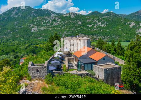 Fortezza di Besac sul lago Skadar in Montenegro Foto Stock