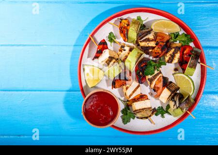 Ricetta estiva per barbecue vegani. Barbecue cibo vegetariano sano e bilanciato, kebab di formaggio di soia tofu arrosto grigliato su spiedini con verdure, copia spazio Foto Stock