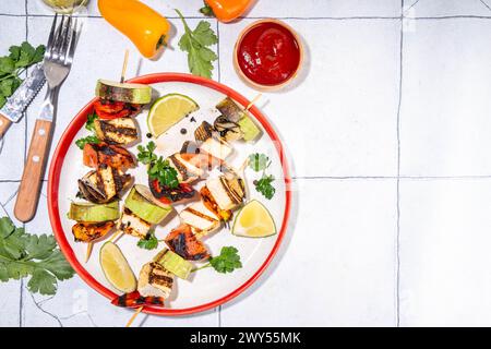 Ricetta estiva per barbecue vegani. Barbecue cibo vegetariano sano e bilanciato, kebab di formaggio di soia tofu arrosto grigliato su spiedini con verdure, copia spazio Foto Stock