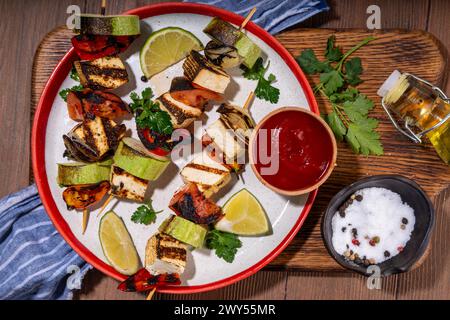 Ricetta estiva per barbecue vegani. Barbecue cibo vegetariano sano e bilanciato, kebab di formaggio di soia tofu arrosto grigliato su spiedini con verdure, copia spazio Foto Stock