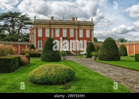 Facciata del Cottesbrooke Hall, una casa signorile del XVIII secolo nel villaggio di Cottesbrooke Northamptonshire, Regno Unito Foto Stock