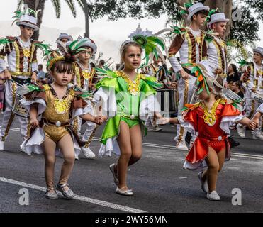 Gruppo di bambini in costumi molto elaborati durante la sfilata di Carnevale di Tenerife 2024 Foto Stock