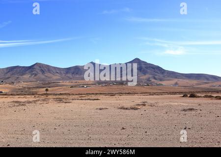 Il paesaggio di campi e montagne vicino al mulino a vento Tefia, Fuerteventura, Isole Canarie, Spagna Foto Stock