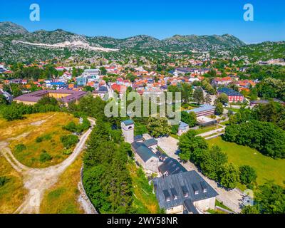 Vista aerea del monastero di Cetinje e della città vecchia circostante in Montenegro Foto Stock