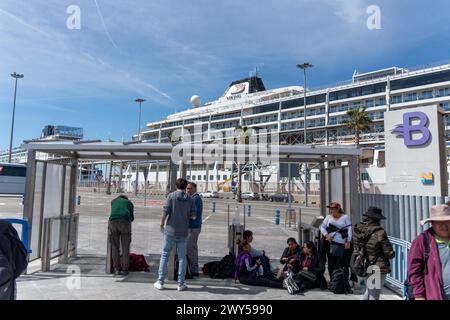 La nave da crociera MSC armonia parte dal porto di Barcellona, ​​after essendo attraccata al porto per 3 giorni a causa di circa sessanta boliviani che hanno falsificato i visti. La compagnia di navigazione ha deciso di inviare una nave dal porto di Livorno per accogliere i cittadini boliviani mentre la loro situazione amministrativa con l'immigrazione è risolta. El crucero MSC armonia sale del puerto de Barcelona, después de estar 3 días atracado en el puerto debido a que unas sesenta personas bolivianas tenían el visado falsificado. La Compañia norgoh ha decidido enviar un barco desde el puerto de Livorno para alojar Foto Stock