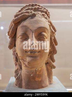Bodhisattva, IV secolo, terracotta, Museo Sri Pratap Singh, Srinagar, Kashmir, India Foto Stock
