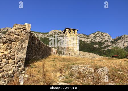 22 settembre 2023 - Kruja in Albania: Rovine della moschea di Fatih Sultan Mehmet nei terreni del castello di Kruja Foto Stock