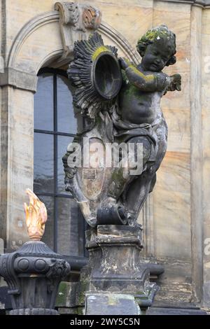 Olomouc, Repubblica Ceca. 4 aprile 2024. Monumento barocco (colonna della Trinità) la colonna della Santissima Trinità (Sloup Nejsvetejsi Trojice) a Olomouc, Repubblica Ceca, 4 aprile 2024, fu costruita tra il 1716 e il 1754. Nel 2000 è stato iscritto nella lista del patrimonio mondiale dell'UNESCO. Verrà ripristinato. Crediti: Ludek Perina/CTK Photo/Alamy Live News Foto Stock