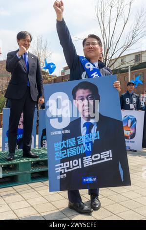 Seoul, Corea del Sud. 4 aprile 2024. Cho Kuk (L), leader del Partito per la ricostruzione della Corea, fa il tifo con un candidato durante un evento elettorale per le prossime elezioni parlamentari a Seul. I sudcoreani andranno alle urne il 10 aprile per le elezioni parlamentari a livello nazionale. Credito: SOPA Images Limited/Alamy Live News Foto Stock