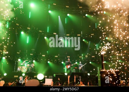 Milano, Italia. 3 aprile 2024. (L-R) Alex Fiordispino, alias Stash e Dario Iaculli della band Kolors si esibiscono dal vivo sul palco durante i Kolors al Forum di Assago. Credito: SOPA Images Limited/Alamy Live News Foto Stock