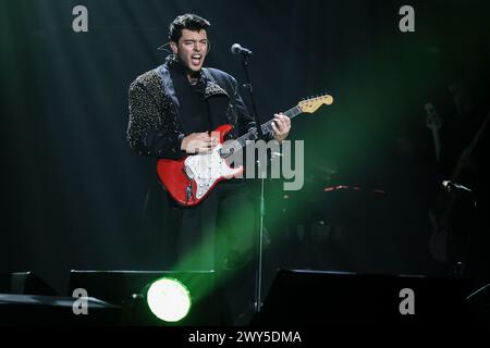 Milano, Italia. 3 aprile 2024. Antonio Alex Fiordispino conosciuto professionalmente come Stash, frontman della band Kolors si esibisce dal vivo sul palco durante il Kolors al Forum di Assago. Credito: SOPA Images Limited/Alamy Live News Foto Stock