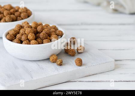 Ceci ricoperti di sesamo con miele e melassa, noci turche tradizionali, leblebi Foto Stock