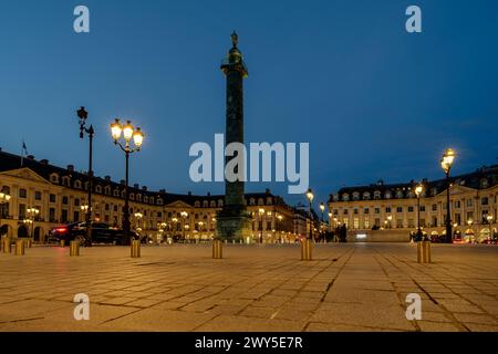 Parigi, Francia - 17 febbraio 2024 : Vista panoramica di Place Vendôme illuminata con i suoi lussuosi negozi e hotel a Parigi in Francia Foto Stock
