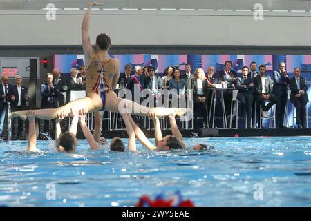 Saint Denis, Francia. 4 aprile 2024. Il presidente francese Emmanuel Macron durante l'inaugurazione del centro acquatico olimpico (CAO), una sede multifunzionale per le Olimpiadi di Parigi 2024, a Saint-Denis, in Francia, il 4 aprile 2024. Foto di Stéphane Lemouton/Pool/ABACAPRESS.COM credito: Abaca Press/Alamy Live News Foto Stock