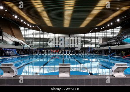 Saint Denis, Francia. 4 aprile 2024. Il presidente francese Emmanuel Macron durante l'inaugurazione del centro acquatico olimpico (CAO), una sede multifunzionale per le Olimpiadi di Parigi 2024, a Saint-Denis, in Francia, il 4 aprile 2024. Foto di Stéphane Lemouton/Pool/ABACAPRESS.COM credito: Abaca Press/Alamy Live News Foto Stock