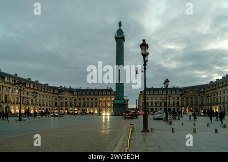 Parigi, Francia - 17 febbraio 2024 : Vista panoramica di Place Vendôme illuminata con i suoi lussuosi negozi e hotel a Parigi in Francia Foto Stock