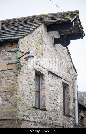 Il paranco del sistema a puleggia, o i resti di in alcuni casi, sono caratteristiche peculiari di alcune proprietà di Settle (North Yorkshire) che consentono il sollevamento al piano superiore Foto Stock