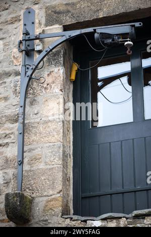 Il paranco del sistema a puleggia, o i resti di in alcuni casi, sono caratteristiche peculiari di alcune proprietà di Settle (North Yorkshire) che consentono il sollevamento al piano superiore Foto Stock