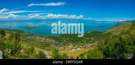 Panorama delle isole sul lago Skadar in Montenegro Foto Stock