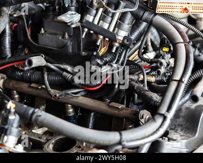 Garham, Germania. 4 aprile 2024. Motore 2001 Ford Ranger 4.0L con collettore di aspirazione rimosso durante un intervento di riparazione. Credito: SOPA Images Limited/Alamy Live News Foto Stock