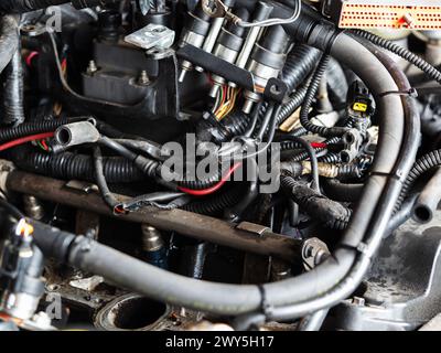 Garham, Germania. 4 aprile 2024. Motore 2001 Ford Ranger 4.0L con collettore di aspirazione rimosso durante un intervento di riparazione. (Foto di Igor Golovniov/SOPA Images/Sipa USA) credito: SIPA USA/Alamy Live News Foto Stock