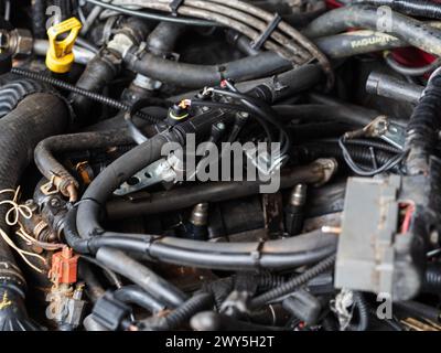 Garham, Germania. 4 aprile 2024. Motore 2001 Ford Ranger 4.0L con collettore di aspirazione rimosso durante un intervento di riparazione. Credito: SOPA Images Limited/Alamy Live News Foto Stock