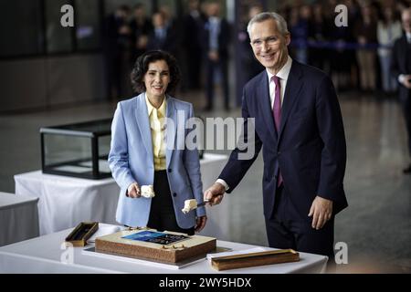 L-R Hadja Lahbib, Aussenministerin von Belgien, und Jens Stoltenberg, Generalsekretaer des Nordatlantikrates, aufgenommen im Rahmen der Zeremonie anlaesslich des 75. Jahrestages der Unterzeichnung der Gruendungsurkunde des Nordatlantik-Vertrags. Bruessel, 04.04.2024. Fotografiert im Auftrag des Auswaertigen Amtes. Bruessel Berlgien **** L R Hadja Lahbib, ministro degli Esteri del Belgio, e Jens Stoltenberg, segretario generale del Consiglio del Nord Atlantico, alla cerimonia in occasione del 75° anniversario della firma del documento di fondazione del Trattato del Nord Atlantico, Bruxelles, 04 04 2024 Photogra Foto Stock