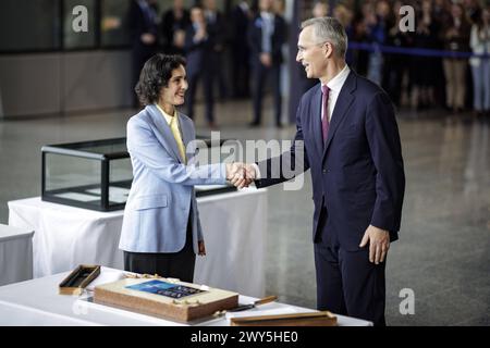 L-R Hadja Lahbib, Aussenministerin von Belgien, und Jens Stoltenberg, Generalsekretaer des Nordatlantikrates, aufgenommen im Rahmen der Zeremonie anlaesslich des 75. Jahrestages der Unterzeichnung der Gruendungsurkunde des Nordatlantik-Vertrags. Bruessel, 04.04.2024. Fotografiert im Auftrag des Auswaertigen Amtes. Bruessel Berlgien **** L R Hadja Lahbib, ministro degli Esteri del Belgio, e Jens Stoltenberg, segretario generale del Consiglio del Nord Atlantico, alla cerimonia in occasione del 75° anniversario della firma del documento di fondazione del Trattato del Nord Atlantico, Bruxelles, 04 04 2024 Photogra Foto Stock