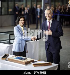 L-R Hadja Lahbib, Aussenministerin von Belgien, und Jens Stoltenberg, Generalsekretaer des Nordatlantikrates, aufgenommen im Rahmen der Zeremonie anlaesslich des 75. Jahrestages der Unterzeichnung der Gruendungsurkunde des Nordatlantik-Vertrags. Bruessel, 04.04.2024. Fotografiert im Auftrag des Auswaertigen Amtes. Bruessel Berlgien **** L R Hadja Lahbib, ministro degli Esteri del Belgio, e Jens Stoltenberg, segretario generale del Consiglio del Nord Atlantico, alla cerimonia in occasione del 75° anniversario della firma del documento di fondazione del Trattato del Nord Atlantico, Bruxelles, 04 04 2024 Photogra Foto Stock