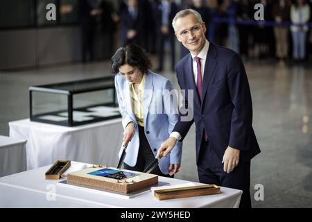 L-R Hadja Lahbib, Aussenministerin von Belgien, und Jens Stoltenberg, Generalsekretaer des Nordatlantikrates, aufgenommen im Rahmen der Zeremonie anlaesslich des 75. Jahrestages der Unterzeichnung der Gruendungsurkunde des Nordatlantik-Vertrags. Bruessel, 04.04.2024. Fotografiert im Auftrag des Auswaertigen Amtes. Bruessel Berlgien **** L R Hadja Lahbib, ministro degli Esteri del Belgio, e Jens Stoltenberg, segretario generale del Consiglio del Nord Atlantico, alla cerimonia in occasione del 75° anniversario della firma del documento di fondazione del Trattato del Nord Atlantico, Bruxelles, 04 04 2024 Photogra Foto Stock