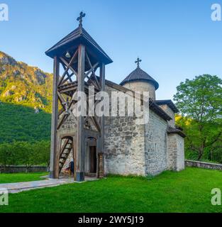 Vista al tramonto del Monastero Dobrilovina in Montenegro Foto Stock