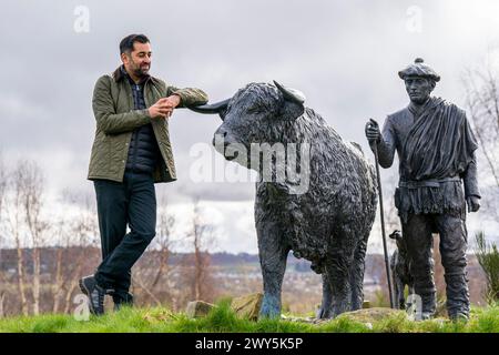 Il primo ministro Humza Yousaf accanto alla statua di Highland Drover durante una visita a Dingwall e all'Highland Mart a Dingwall nelle Highlands scozzesi. Data foto: Giovedì 4 aprile 2024. Foto Stock