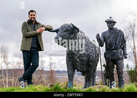 Il primo ministro Humza Yousaf accanto alla statua di Highland Drover durante una visita a Dingwall e all'Highland Mart a Dingwall nelle Highlands scozzesi. Data foto: Giovedì 4 aprile 2024. Foto Stock