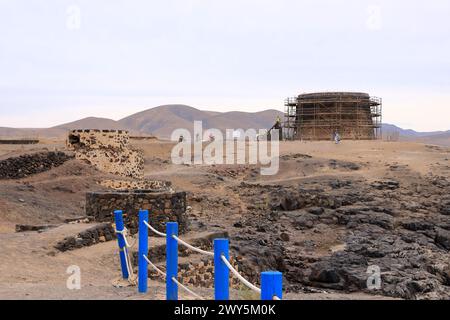 El Cotillo, Fuerteventura, Isole Canarie, Spagna - 21 novembre 2023: La vecchia torre (toston) è in costruzione in una giornata nuvolosa Foto Stock