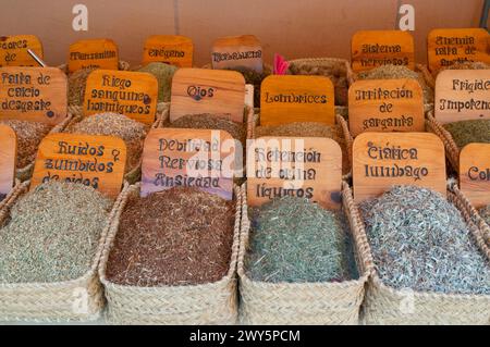 Un assortimento di erbe officinali, medievale mercatino delle pulci. Giornate Medievali, Sigüenza, provincia di Guadalajara, Castilla La Mancha, in Spagna. Foto Stock