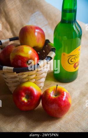 Mele e bottiglia di sidro. Asturie, spagna. Foto Stock